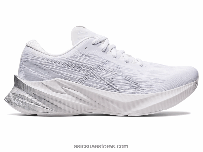Asics أبيض / رمادي بيدمونت نوفابلاست 3 2N24DJ2405