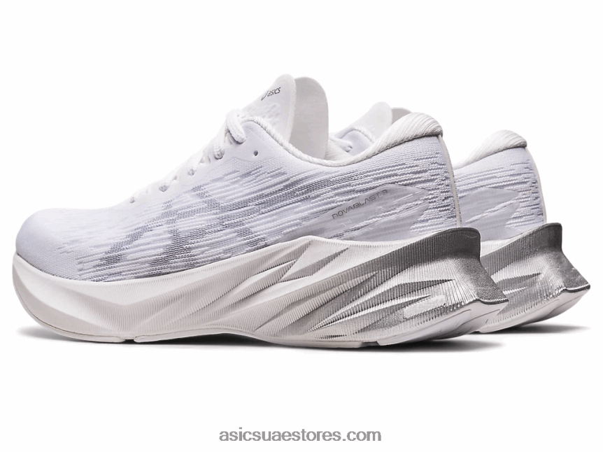 Asics أبيض / رمادي بيدمونت نوفابلاست 3 2N24DJ2405