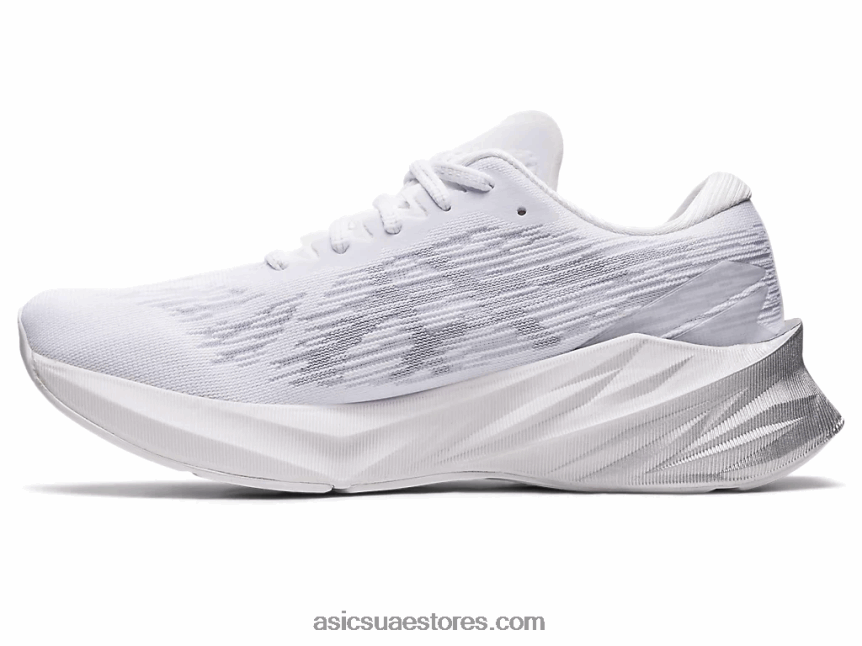 Asics أبيض / رمادي بيدمونت نوفابلاست 3 2N24DJ2405