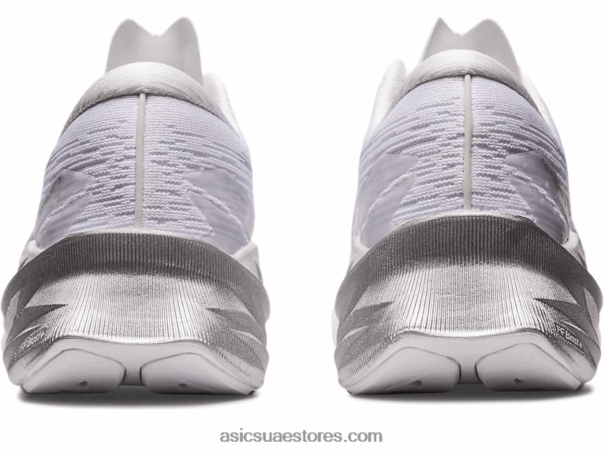 Asics أبيض / رمادي بيدمونت نوفابلاست 3 2N24DJ2405