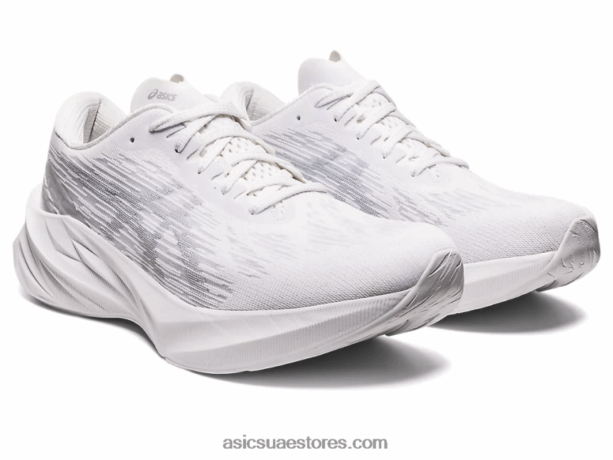 Asics أبيض / رمادي بيدمونت نوفابلاست 3 2N24DJ402